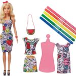Barbie – Crayola Colora la Moda Bambola con Abiti Lavabili, Pennarelli e Borsetta, Giocattolo per Bambini 5+ Anni, GGT44